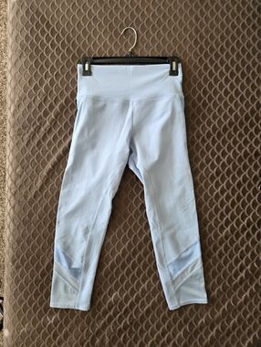 G430. Alo Elevate Capri Cropped Leggings in Light Blue - Size M